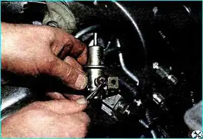 Снятие регулятора давления топлива Снятие регулятора давления топлива