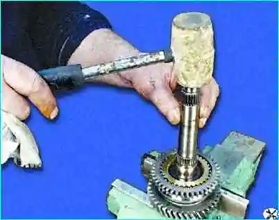 Разборка вторичного вала коробки передач