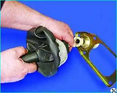 Снятие привода переключения передач