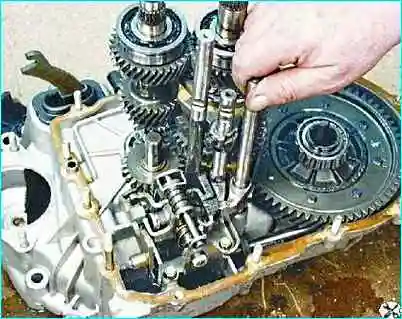 Разборка коробки передач автомобиля