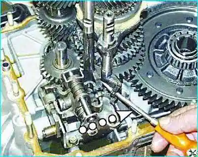 Разборка коробки передач автомобиля