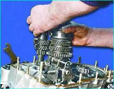 Разборка коробки передач автомобиля