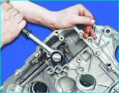 Разборка коробки передач автомобиля