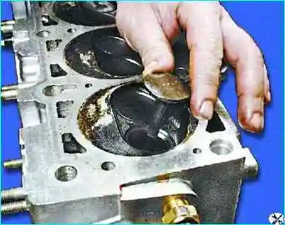 Сборка головки цилиндров двигателя