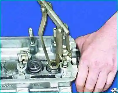 Сборка головки цилиндров двигателя