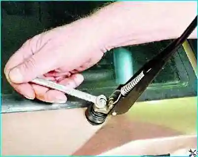 Замена механизма стеклоочистителя автомобиля Замена механизма стеклоочистителя автомобиля