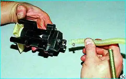 Снятие электробензонасоса автомобиля