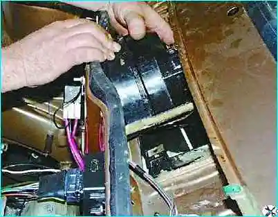 Снятие вентилятора отопителя автомобиля