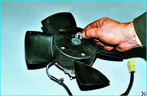 Снятие вентилятора обдува радиатора