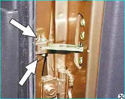 Снятие и установка задней двери автомобиля Снятие и установка задней двери автомобиля