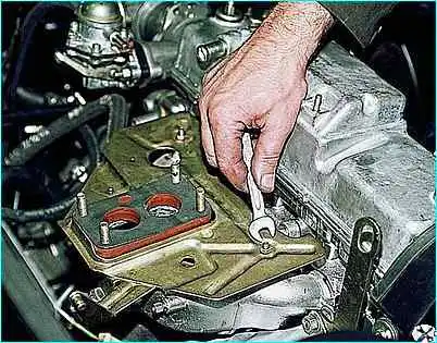 Снятие коллекторов двигателя Снятие коллекторов двигателя