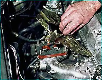 Снятие коллекторов двигателя Снятие коллекторов двигателя