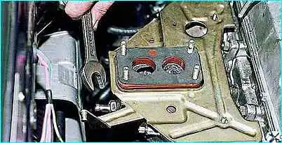 Снятие коллекторов двигателя Снятие коллекторов двигателя