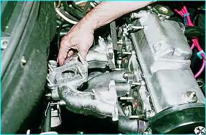 Снятие коллекторов двигателя Снятие коллекторов двигателя