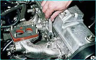 Снятие коллекторов двигателя Снятие коллекторов двигателя