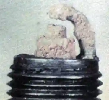 Пепельные отложения на электродах и изоляторе свечи