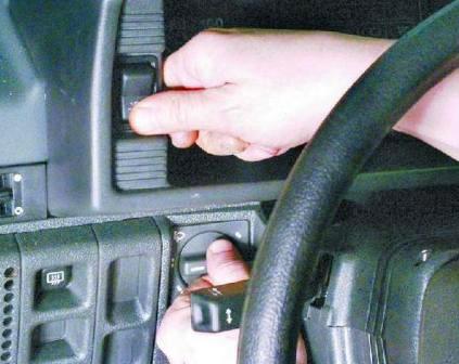 Поверните ручку гидрокорректора фар в положение «водитель и передний пассажир» 