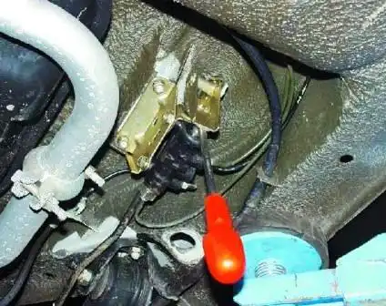 Прокачка тормозов авто Шевролет Авео разблокируйте регулятор давления задних тормозов