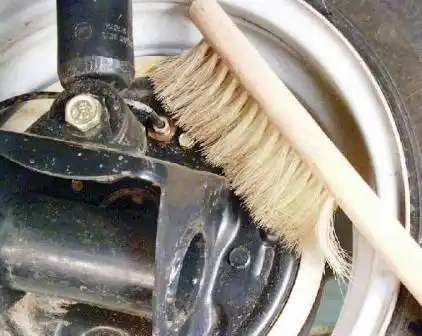 Прокачка тормозов Шевролет Авео Очистите от грязи и пыли клапан выпуска воздуха