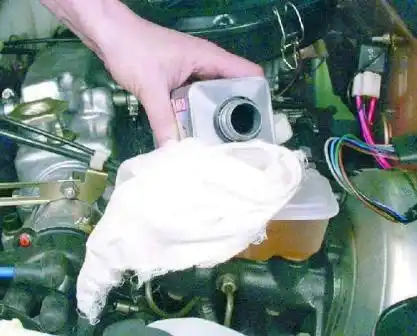 Прокачка тормозов Шевролет Авео долейте тормозную жидкость в бачок до отметки « MAX»