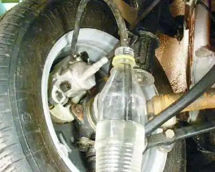 Прокачка тормозов Шевролет Авео погрузите конец шланга в чистый прозрачный сосуд