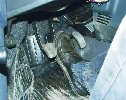 Прокачка тормозной жидкости на автомобиле Chevrolet Aveo Помощник должен резко нажать на педаль тормоза 4–5 раз