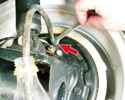 Прокачка тормозной жидкости на автомобиле Chevrolet Aveo Отверните на 1 / 2 — 3 / 4 оборота клапан выпуска воздуха