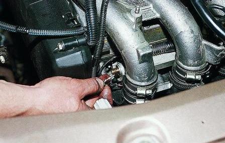 Проверка давления в топливной системе двигателя 
