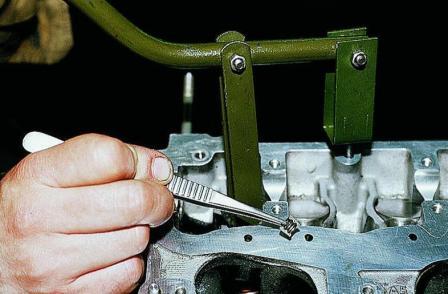 Как заменить маслоотражательные колпачки двигателя ВАЗ-2112