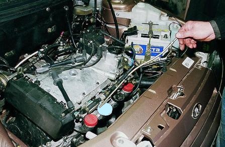 Снятие топливной рампы и регулятора давления топлива двигателя ВАЗ-2112