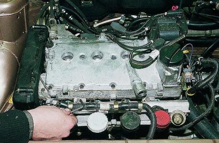 Снятие топливной рампы и регулятора давления топлива двигателя ВАЗ-2112