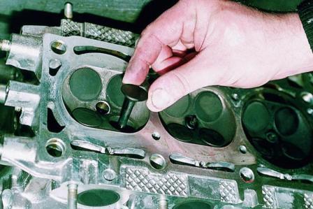 Снятие и разборка головки блока цилиндров двигателя ВАЗ-2112