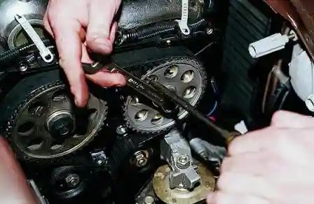 Как заменить сальники распределительных валов двигателя ВАЗ-2112 ВАЗ-2110 Как заменить сальники распределительных валов двигателя ВАЗ-2112