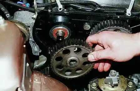 Как заменить сальники распределительных валов двигателя ВАЗ-2112 ВАЗ-2110 Как заменить сальники распределительных валов двигателя ВАЗ-2112