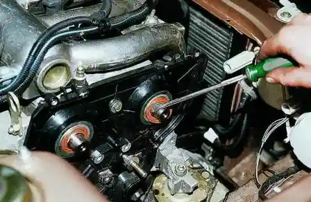 Как заменить сальники распределительных валов двигателя ВАЗ-2112 ВАЗ-2110 Как заменить сальники распределительных валов двигателя ВАЗ-2112