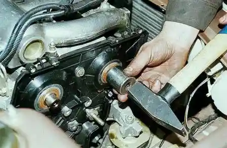 Как заменить сальники распределительных валов двигателя ВАЗ-2112 ВАЗ-2110 Как заменить сальники распределительных валов двигателя ВАЗ-2112