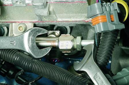 Снятие топливной рампы и форсунок двигателя ВАЗ-21124
