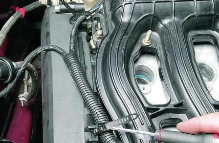 Замена прокладок впускного трубопровода двигателя ВАЗ-21124