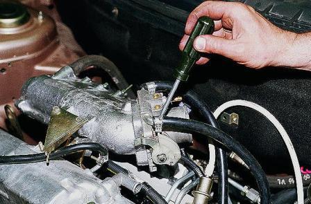 Как снять дроссельный узел и его привод автомобиля ВАЗ-2111