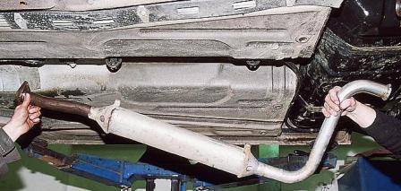 Снятие деталей системы выпуска выхлопных газов двигателя ВАЗ-2110