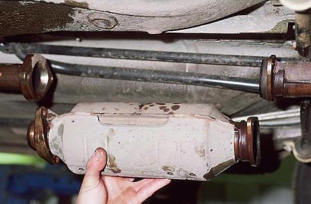 Снятие деталей системы выпуска выхлопных газов двигателя ВАЗ-2110
