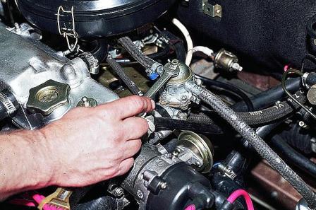 Снятие и разборка топливного насоса карбюраторного двигателя ВАЗ-2110