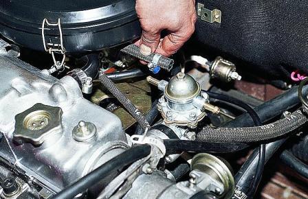 Снятие и разборка топливного насоса карбюраторного двигателя ВАЗ-2110