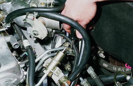 Снятие рампы и регулятора давления топлива двигателя ВАЗ-2111