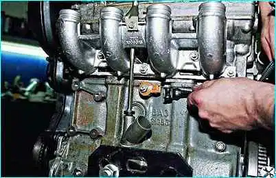 ВАЗ-2110 Снятие датчика детонации