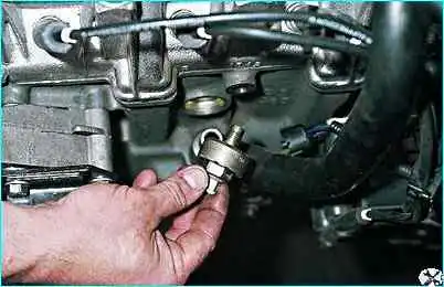 ВАЗ-2110 Снятие датчика детонации