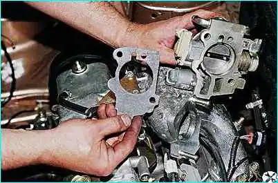 Снятие и установка дроссельного узла ВАЗ-2110 Снятие и установка дроссельного узла