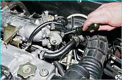Снятие и установка дроссельного узла ВАЗ-2110 Снятие и установка дроссельного узла
