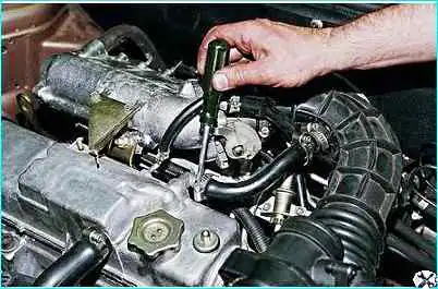 Снятие и установка дроссельного узла ВАЗ-2110 Снятие и установка дроссельного узла