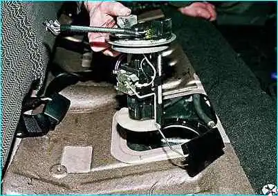 ВАЗ-2110 Снятие модуля насоса автомобиля